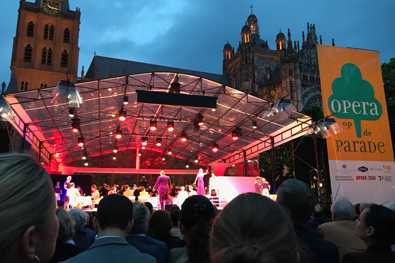 LXA TROTSE SPONSOR OPERA OP DE PARADE
